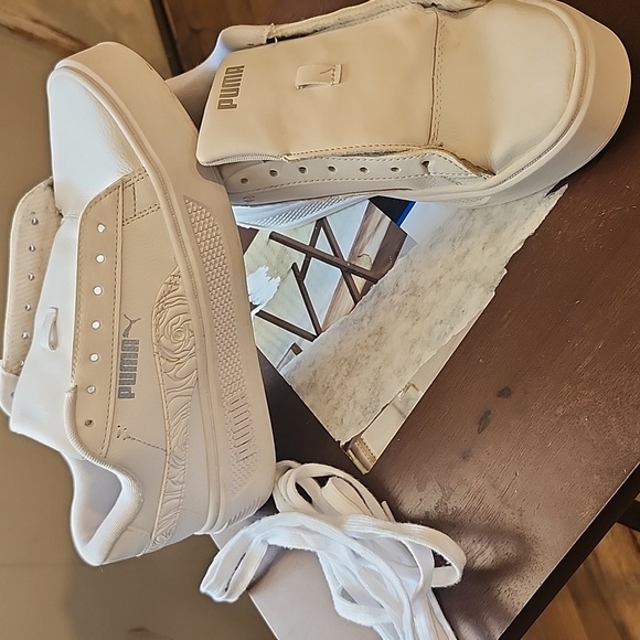 Puma White Classic Sneakers Minimalist Design - Picture 5 of 10